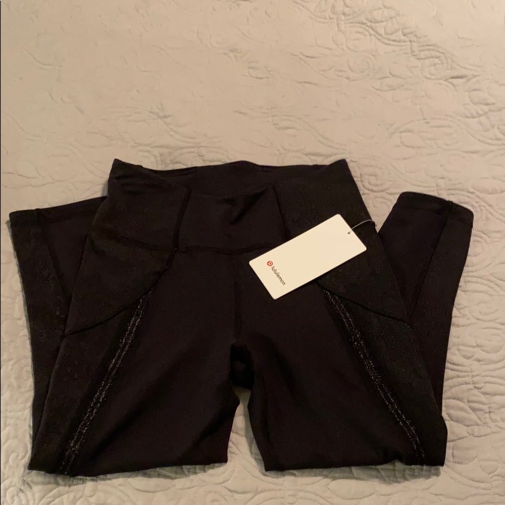 NWT Lululemon Black w/design Crop Power Li…